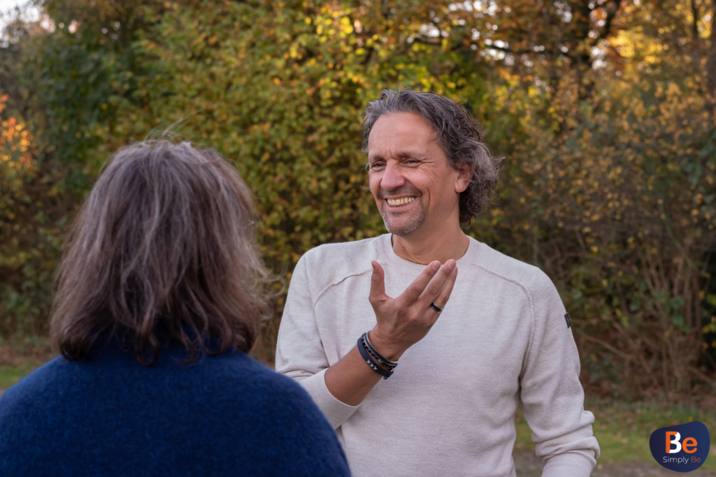De coach in gesprek met een cliënt