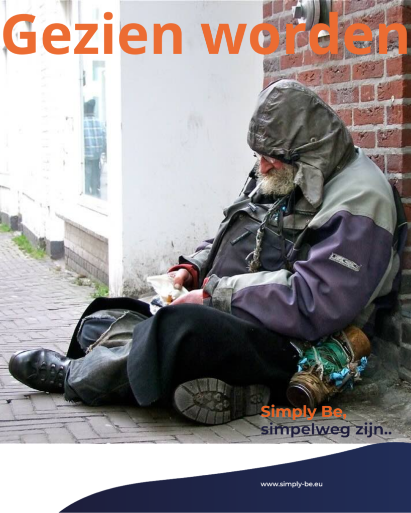 Een dakloze man zit tegen een muur