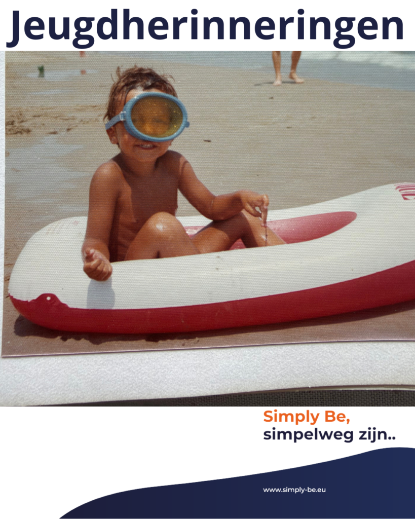 Jongetje met een duikbril op in een opblaasbootje op het strand